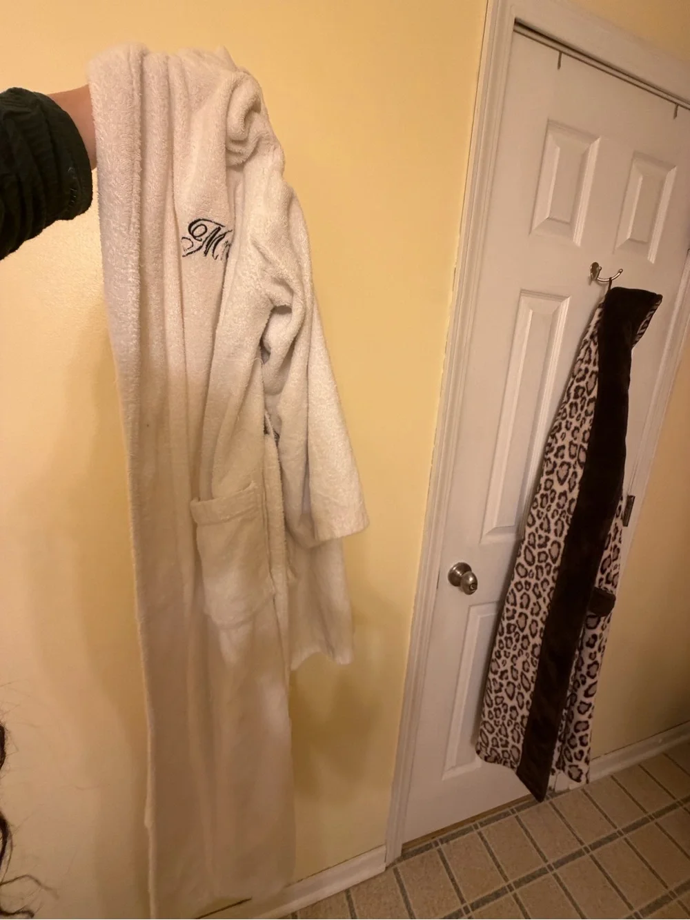 Luxury Embroidered 'Mrs.' White Bath Robe - Classic Monogram